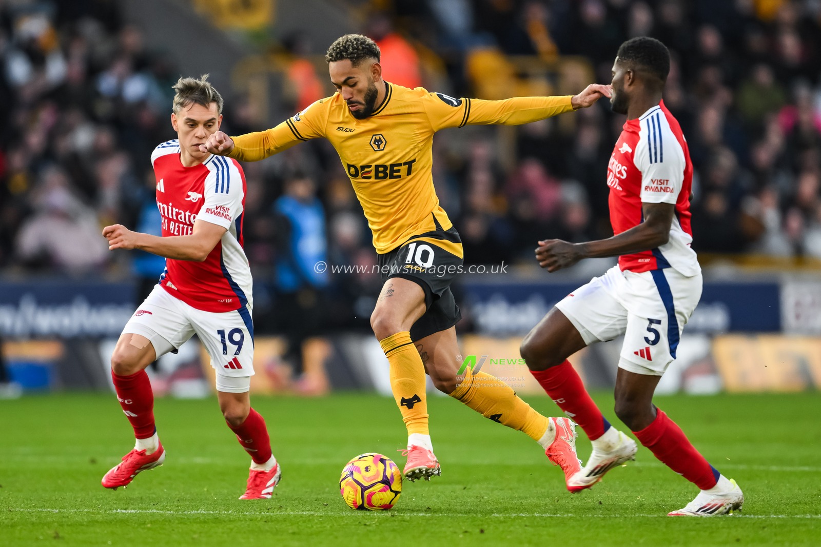 Matheus Cunha of Wolverhampton Wanderers makes a break with the ball during the Premier League match Wolverhampton Wanderers vs Arsenal at Molineux, Wolverhampton, United Kingdom, 25th January 2025

(Photo by Craig Thomas/News Images)