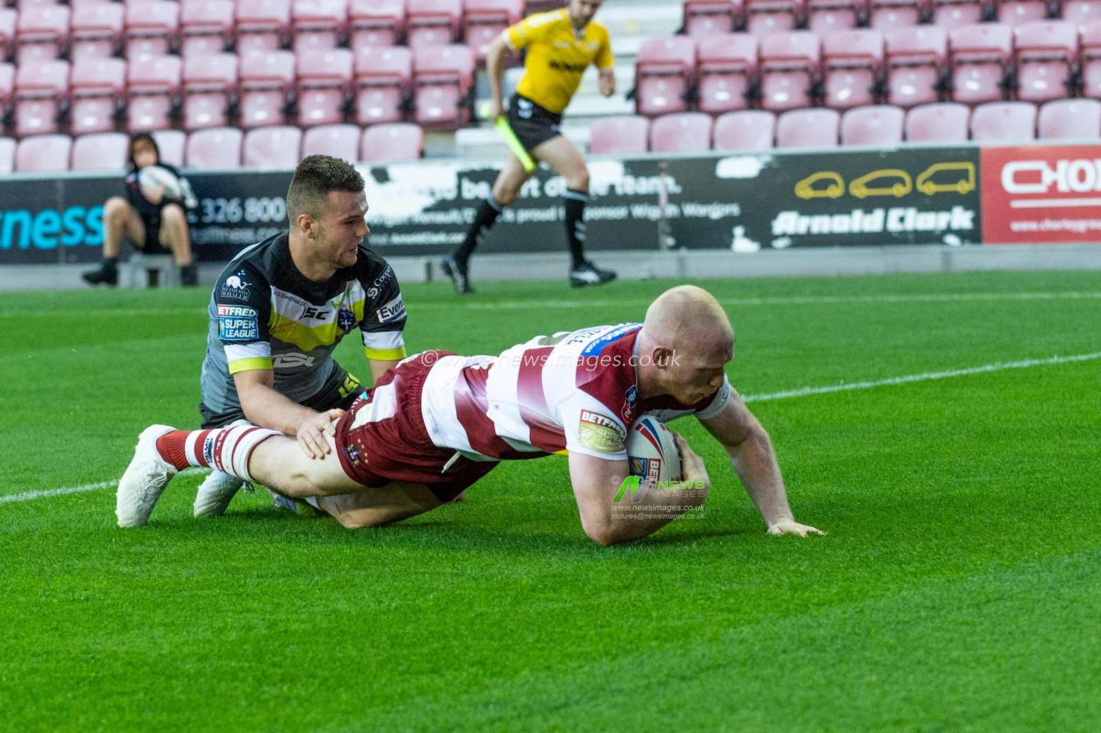18th July 2019 , DW Stadium, Wigan, England;  Betfred Super League, Round 23, Wigan Warriors vs Wakefield Trinity ; Liam Farell of Wigan Warriors scores his sides try

Credit: Richard Long/News Images