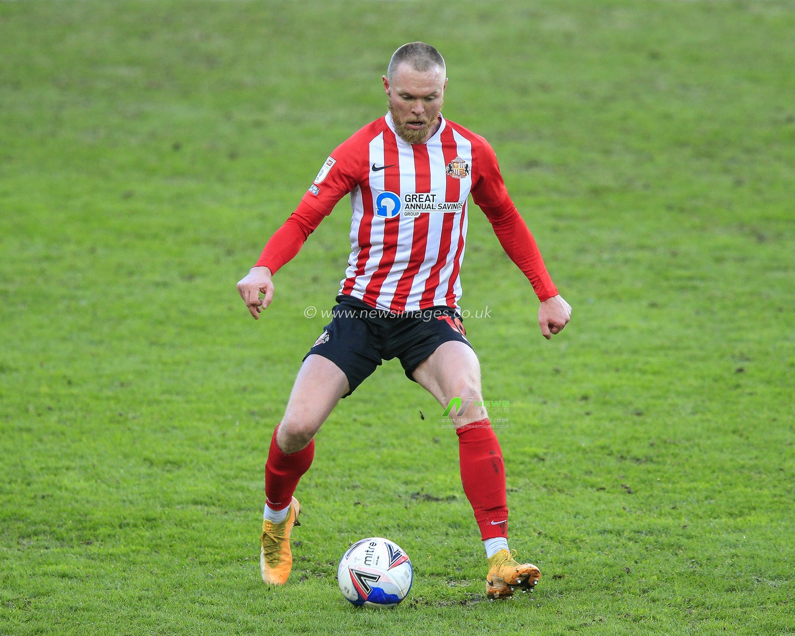 Aiden O'Brien #10 of Sunderland in possession of the ball