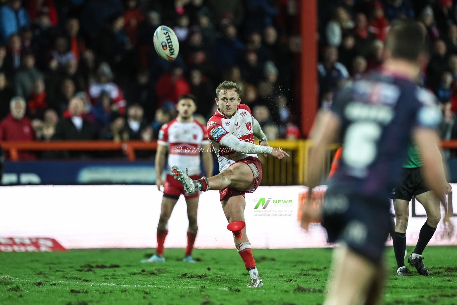 Jez Litten of Hull KR scores a penalty to make it 16-12 during the Betfred Super League Round 2 match Hull KR vs Leeds Rhinos at Sewell Group Craven Park, Kingston upon Hull, United Kingdom, 22nd February 2024

(Photo by Mark Cosgrove/News Images)