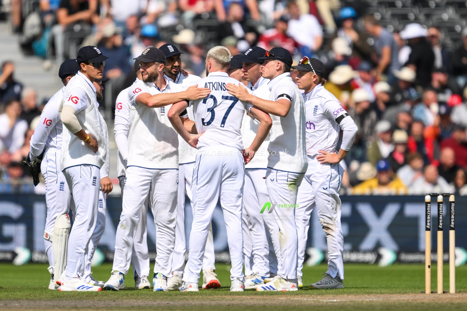 Gus Atkinson of England celebrates the wicket of Kamindu Mendis of Sri Lanka caught by Joe Root of England during the England Men v Sri Lanka 1st Rothesay Test Match Day 4 at Old Trafford, Manchester, United Kingdom, 24th August 2024

(Photo by Craig Thomas/News Images)