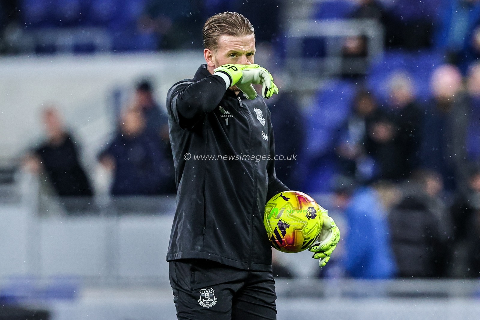 Everton goalkeeper Jordan Pickford in the pregame warmup session during the Premier League match Everton vs Newcastle United at Hill Dickinson Stadium, Liverpool, United Kingdom, 29th November 2025

(Photo by Alfie Cosgrove/News Images)

*** GER AUT SUI OUT ***