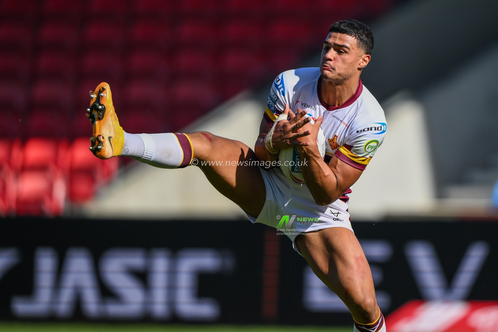 Will Pryce #32 of Huddersfield Giants takes the high ball during the Betfred Super League Round 7 match Salford Red Devils vs Huddersfield Giants at AJ Bell Stadium, Eccles, United Kingdom, 2nd April 2023

(Photo by Craig Thomas/News Images)