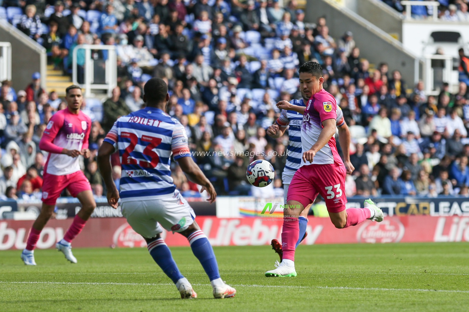 Yuta Nakayama #33 of Huddersfield Town shapes to shoot during the Sky Bet Championship match Reading vs Huddersfield Town at Select Car Leasing Stadium, Reading, United Kingdom, 1st October 2022

(Photo by Arron Gent/News Images)