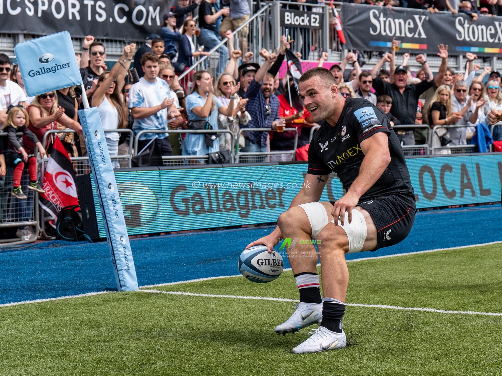 Ben Earl #7 of Saracens scores a try