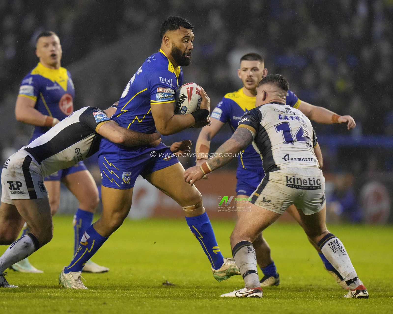 Zane Musgrove of Warrington Wolves runs at the Hull FC defence during the Betfred Super League Round 10 match Warrington Wolves vs Hull FC at Halliwell Jones Stadium, Warrington, United Kingdom, 3rd May 2024

(Photo by Steve Flynn/News Images)