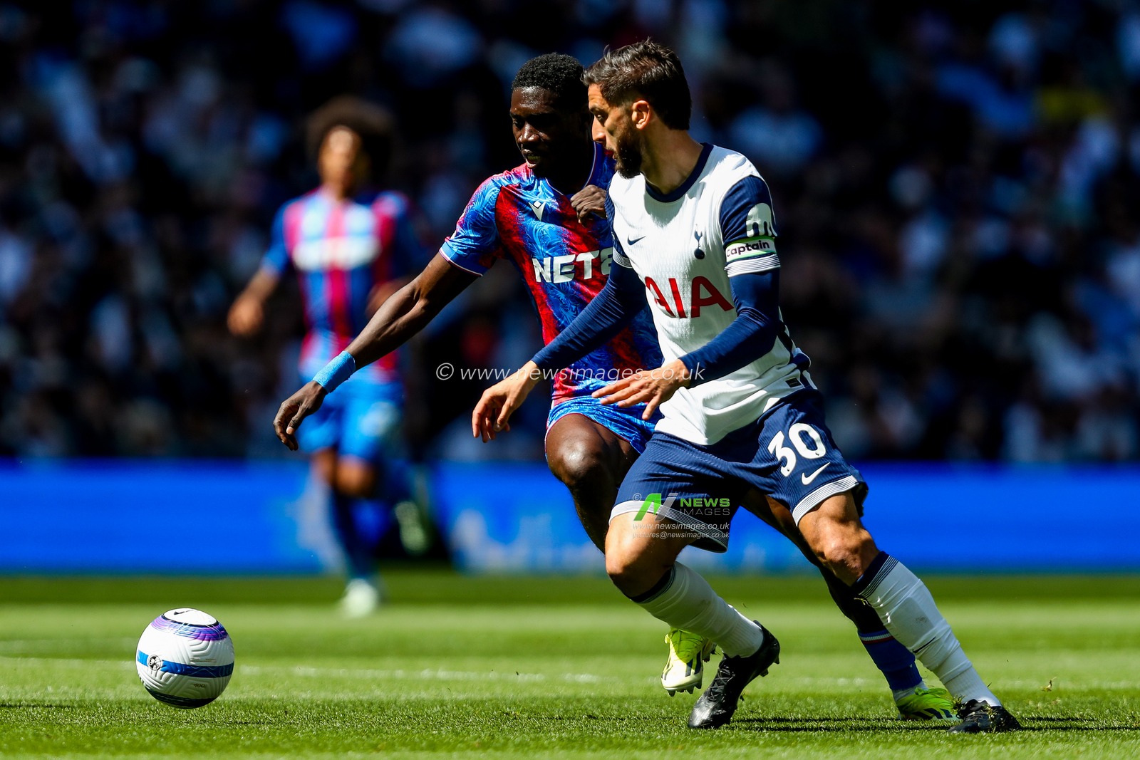 Jefferson Lerma of Crystal Palace battles for the ball with Rodrigo Bentancur of Tottenham Hotspur during the Premier League match Tottenham Hotspur vs Crystal Palace at Tottenham Hotspur Stadium, London, United Kingdom, 11th May 2025

(Photo by Izzy Poles/News Images)