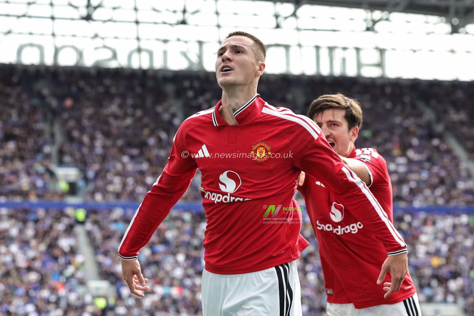 Benjamin Sesko of Manchester United scores to make it 0-2 during the Premier League match Everton vs Manchester United at Hill Dickinson Stadium, Liverpool, United Kingdom on 06 September 2026

(Photo by Mark Cosgrove/News Images)