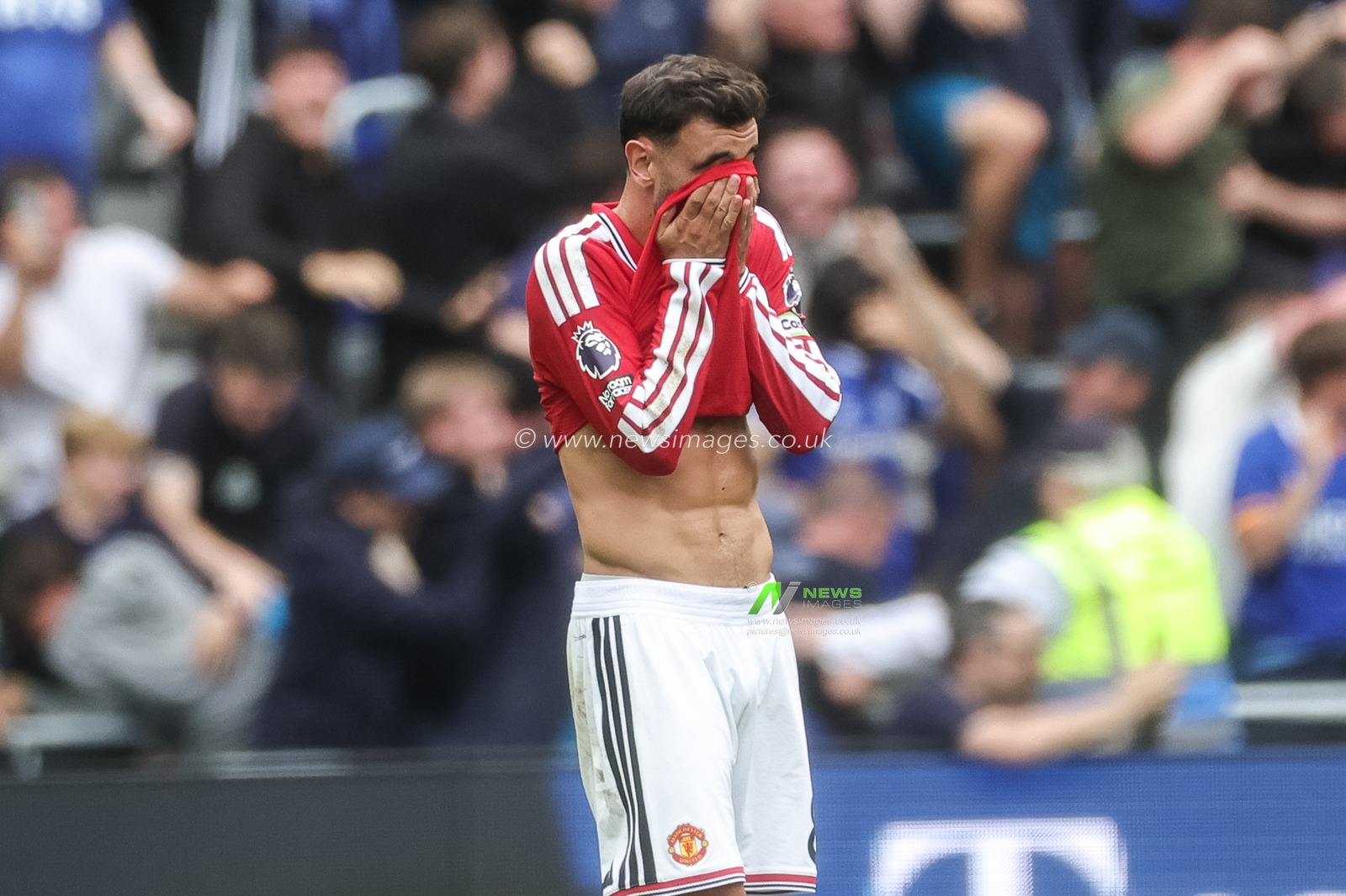 A dejected Bruno Fernandes of Manchester United after Ainsley Maitland-Niles (not pictured)  scores an equaliser during the Premier League match Everton vs Manchester United at Hill Dickinson Stadium, Liverpool, United Kingdom on 06 September 2026

(Photo by Mark Cosgrove/News Images)