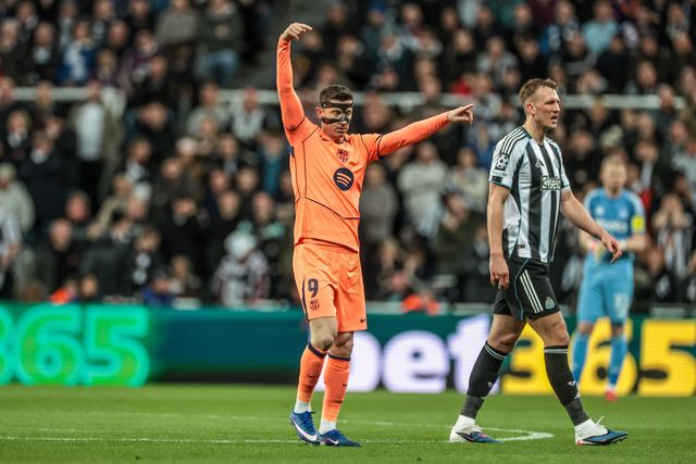 Robert Lewandowski of Barcelona gives his team instructions during the UEFA Champions League Last 16 match Newcastle Untied vs Barcelona at St. James's Park, Newcastle, United Kingdom on 10 March 2026

(Photo by Mark Cosgrove/News Images)