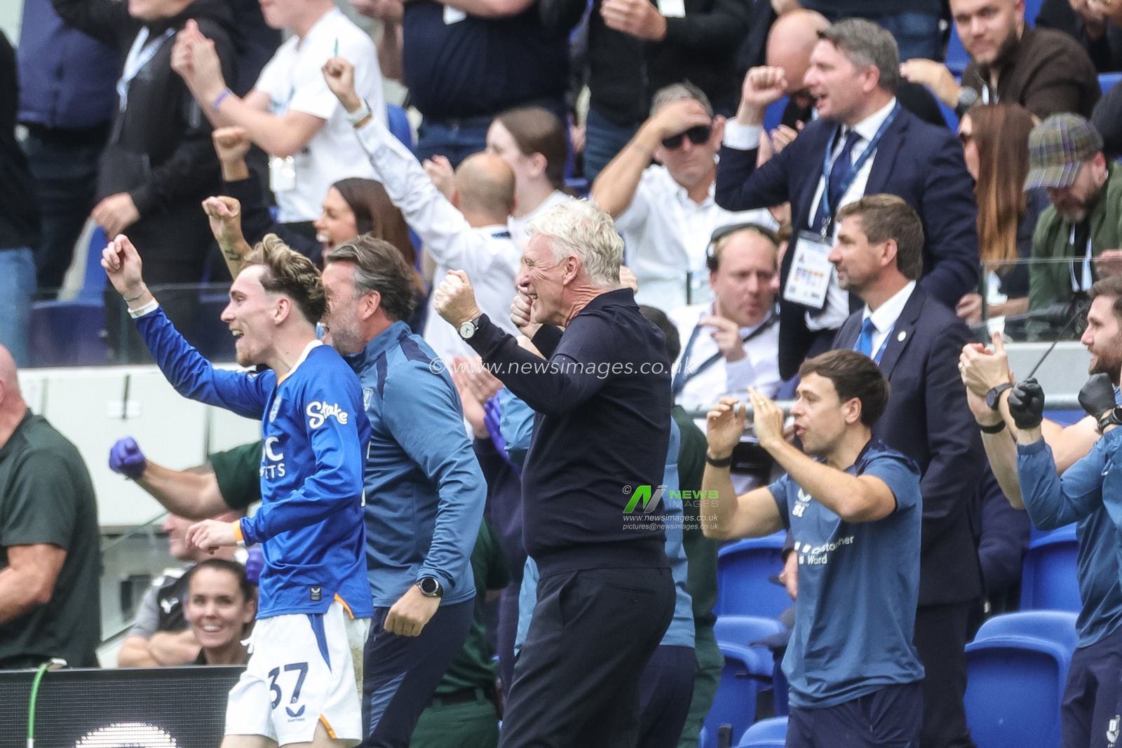 David Moyes manager of Everton and his bench celebrate the late equaliser of Ainsley Maitland-Niles of Everton (not pictured) during the Premier League match Everton vs Manchester United at Hill Dickinson Stadium, Liverpool, United Kingdom on 06 September 2026

(Photo by Mark Cosgrove/News Images)