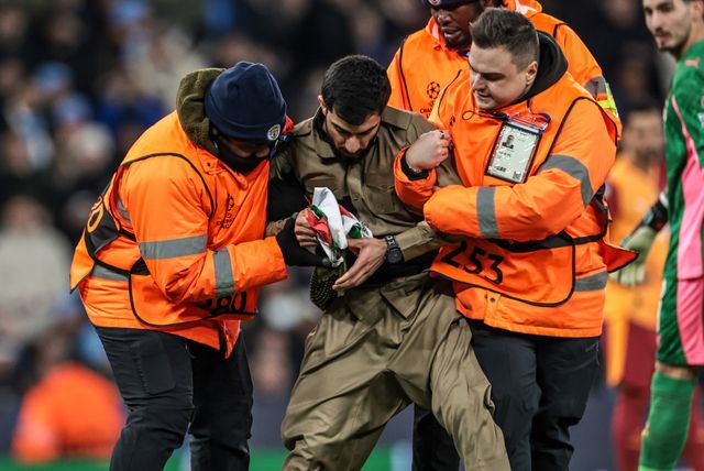 Protesters breach the field during the UEFA Champions League Matchday 8 of 8 match Manchester City vs Galatasaray at City of Manchester Stadium, Manchester, United Kingdom on 28 January 2026

(Photo by Mark Cosgrove/News Images)