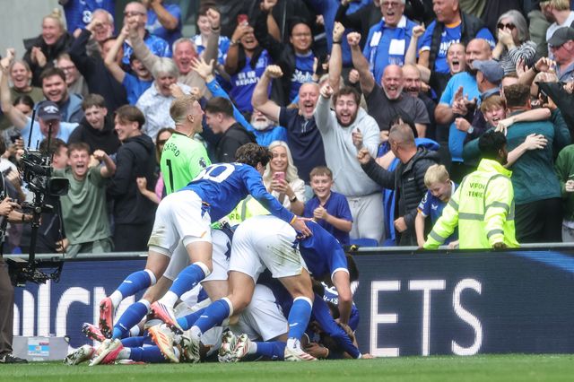 Ainsley Maitland-Niles of Everton celebrates his goal to make it 2-2 with teammates during the Premier League match Everton vs Manchester United at Hill Dickinson Stadium, Liverpool, United Kingdom on 06 September 2026

(Photo by Mark Cosgrove/News Images)
