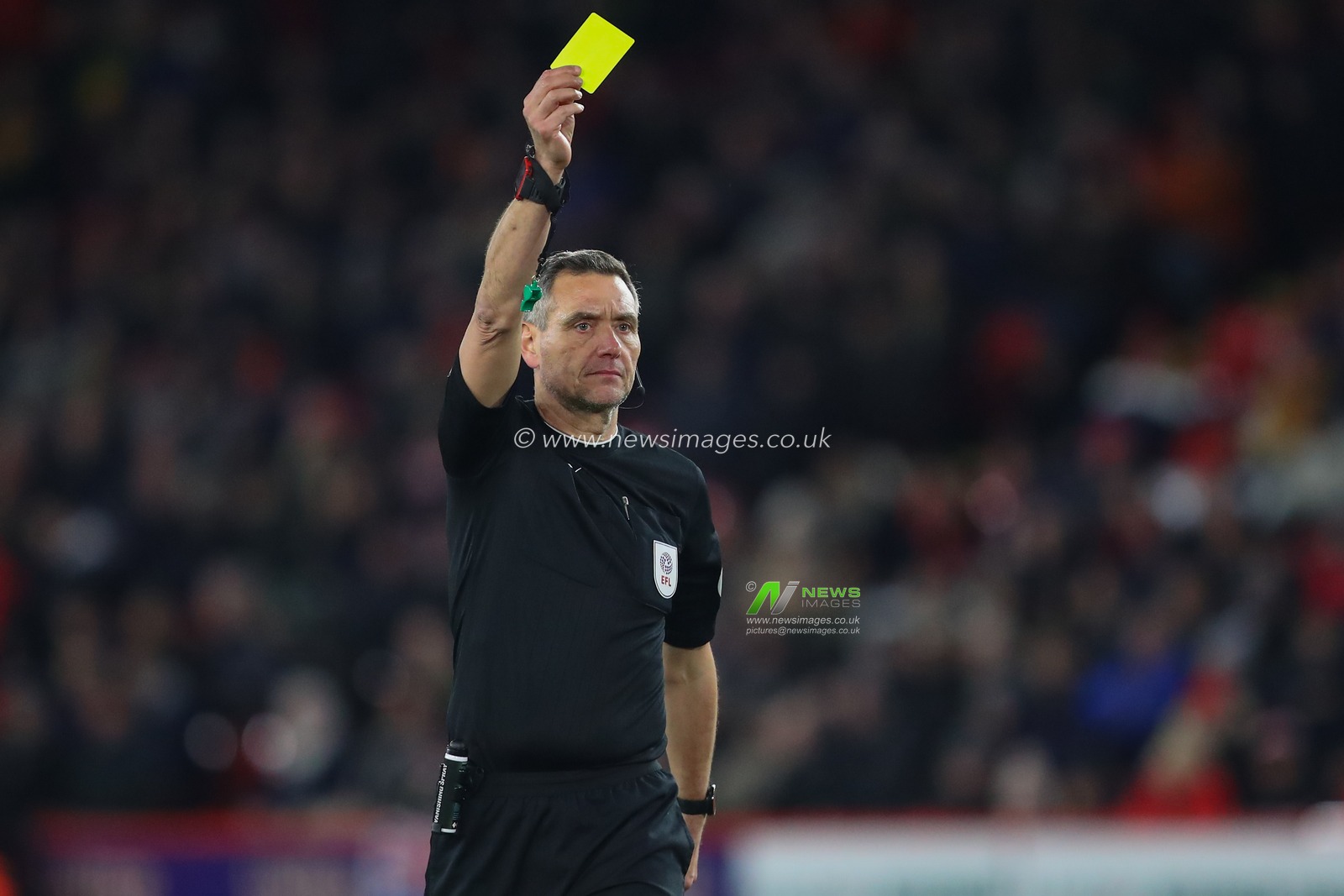 referee Andre Marriner shows Jayden Bogle #20 of Sheffield United a yellow card during the Sky Bet Championship match Sheffield United vs Middlesbrough at Bramall Lane, Sheffield, United Kingdom, 15th February 2023

(Photo by Gareth Evans/News Images)