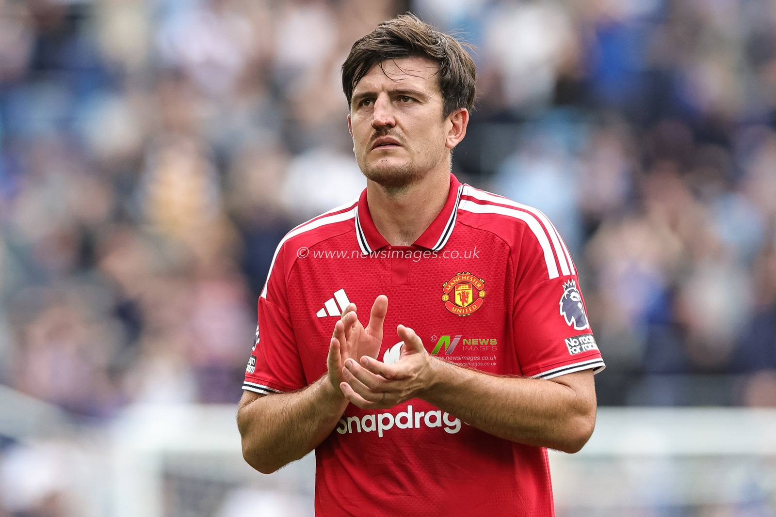 Harry Maguire of Manchester United applauds the fans during the Premier League match Everton vs Manchester United at Hill Dickinson Stadium, Liverpool, United Kingdom on 06 September 2026

(Photo by Mark Cosgrove/News Images)