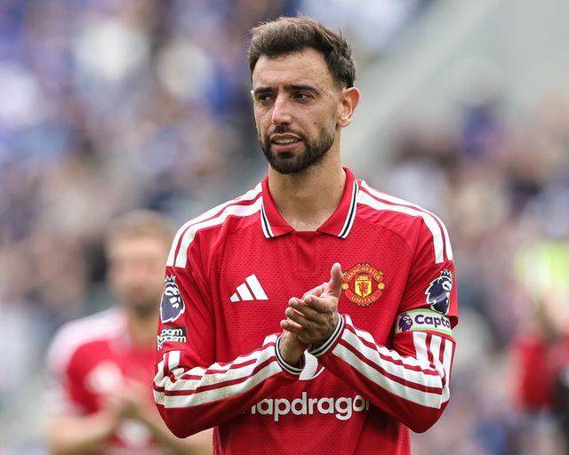 Bruno Fernandes of Manchester United applauds the fans during the Premier League match Everton vs Manchester United at Hill Dickinson Stadium, Liverpool, United Kingdom on 06 September 2026

(Photo by Mark Cosgrove/News Images)