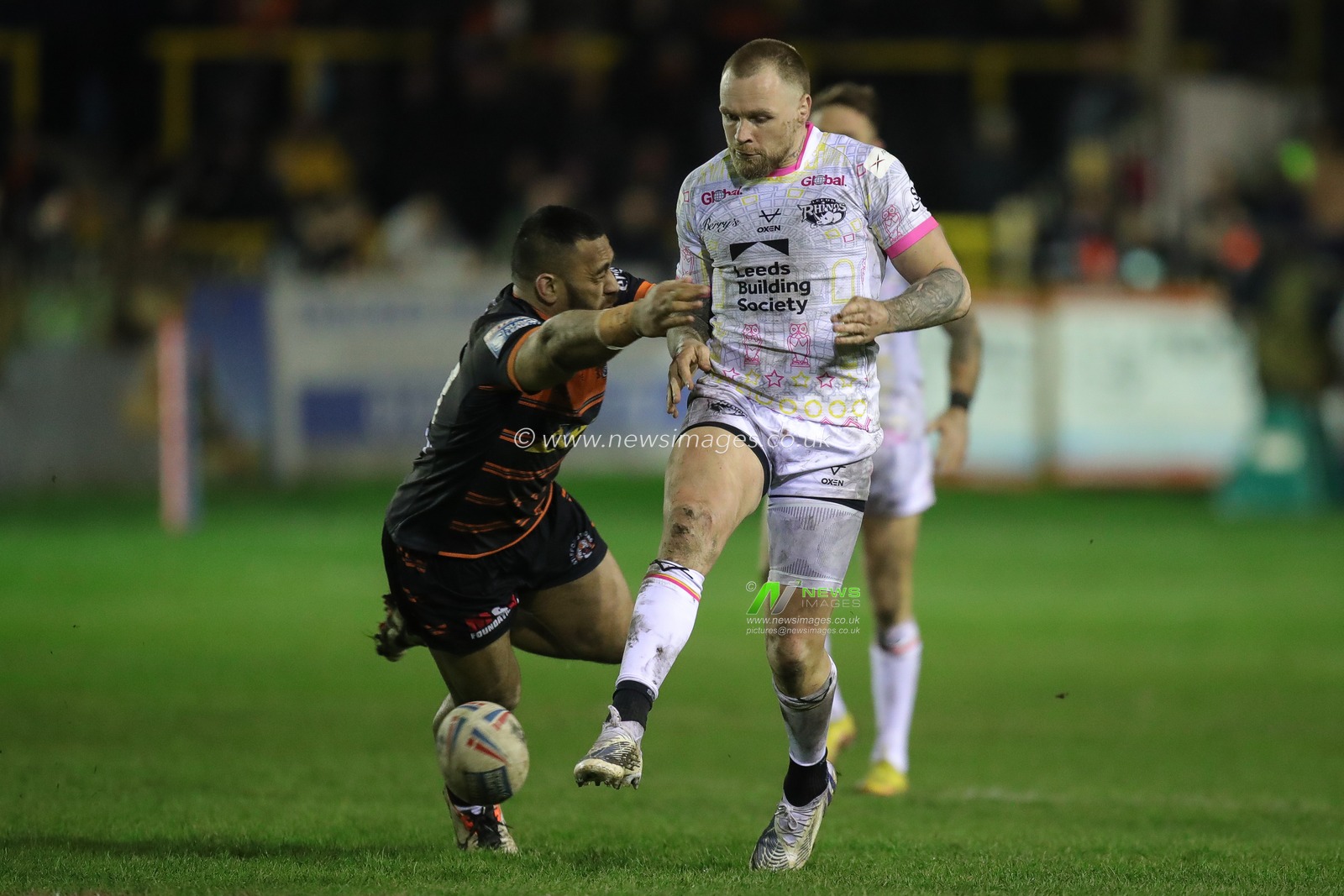 Blake Austin #6 of Leeds Rhinos kicks the ball forward during the Betfred Super League Round 5 match Castleford Tigers vs Leeds Rhinos at The Mend-A-Hose Jungle, Castleford, United Kingdom, 16th March 2023

(Photo by James Heaton/News Images)