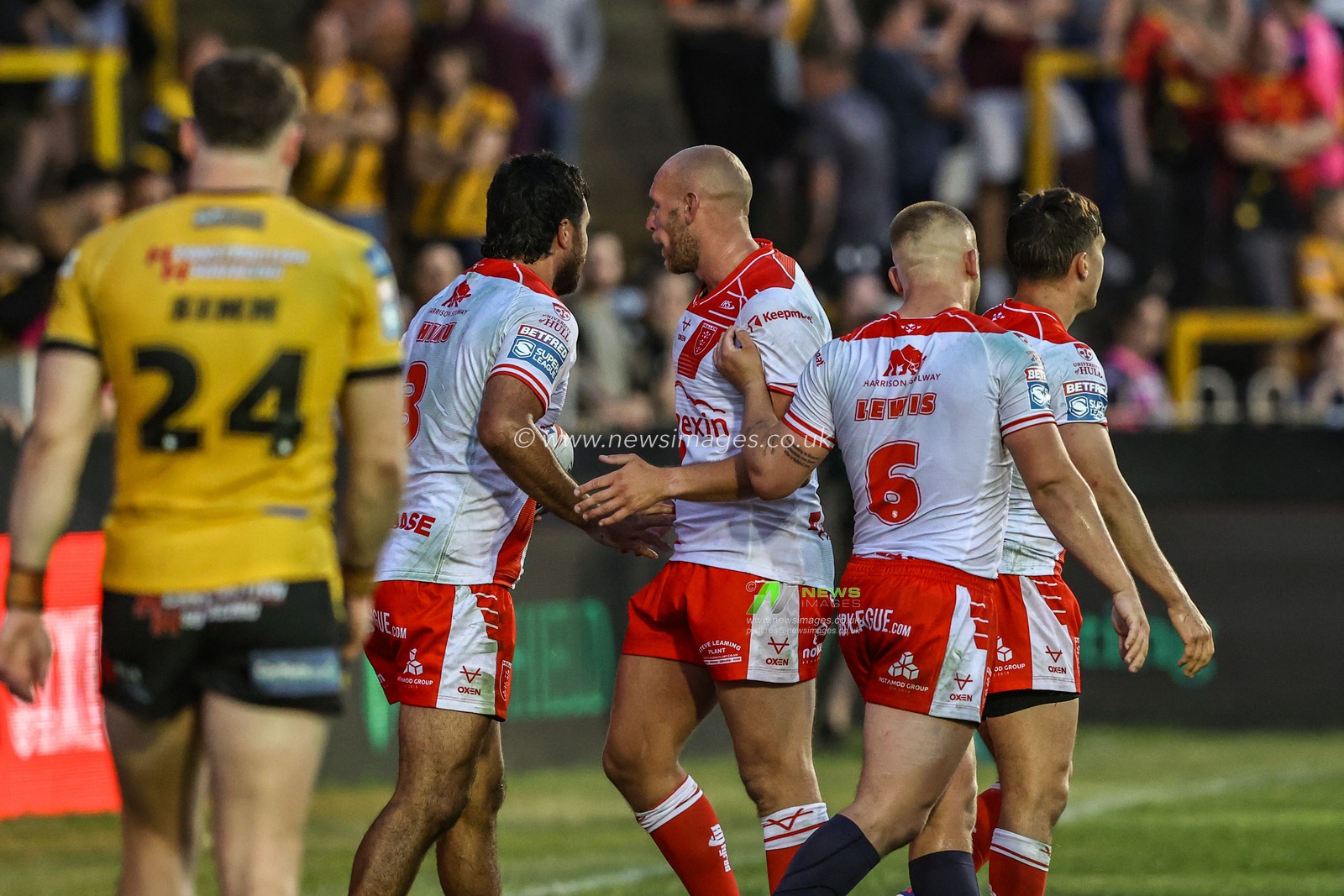 Peta Hiku of Hull KR celebrates his try during the Betfred Super League round 15 match Castleford Tigers vs Hull KR at The Mend-A-Hose Jungle, Castleford, United Kingdom, 19th June 2025

(Photo by Alfie Cosgrove/News Images)