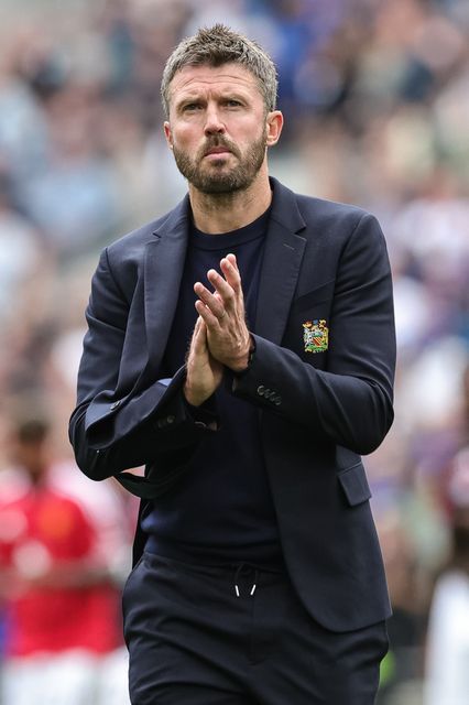 Michael Carrick manager of Manchester United applauds the fans during the Premier League match Everton vs Manchester United at Hill Dickinson Stadium, Liverpool, United Kingdom on 06 September 2026

(Photo by Mark Cosgrove/News Images)