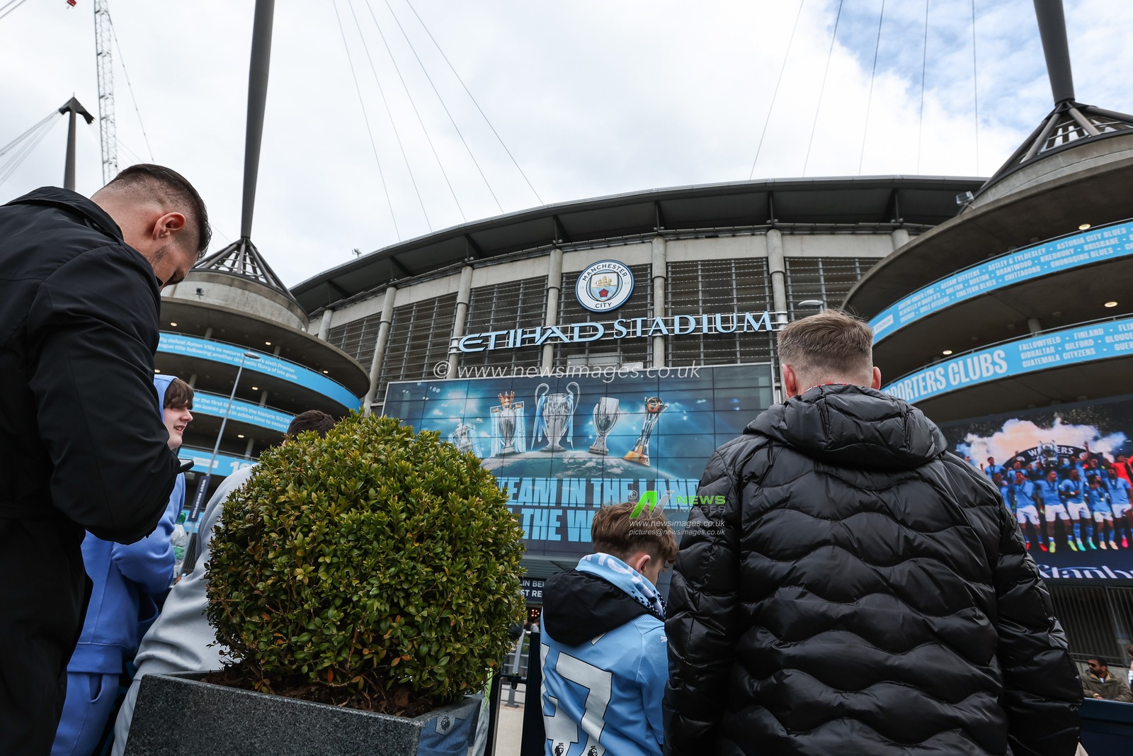 Fans arrive ahead of the the Premier League match Manchester City vs Arsenal at Etihad Stadium, Manchester, United Kingdom, 31st March 2024

(Photo by Mark Cosgrove/News Images)