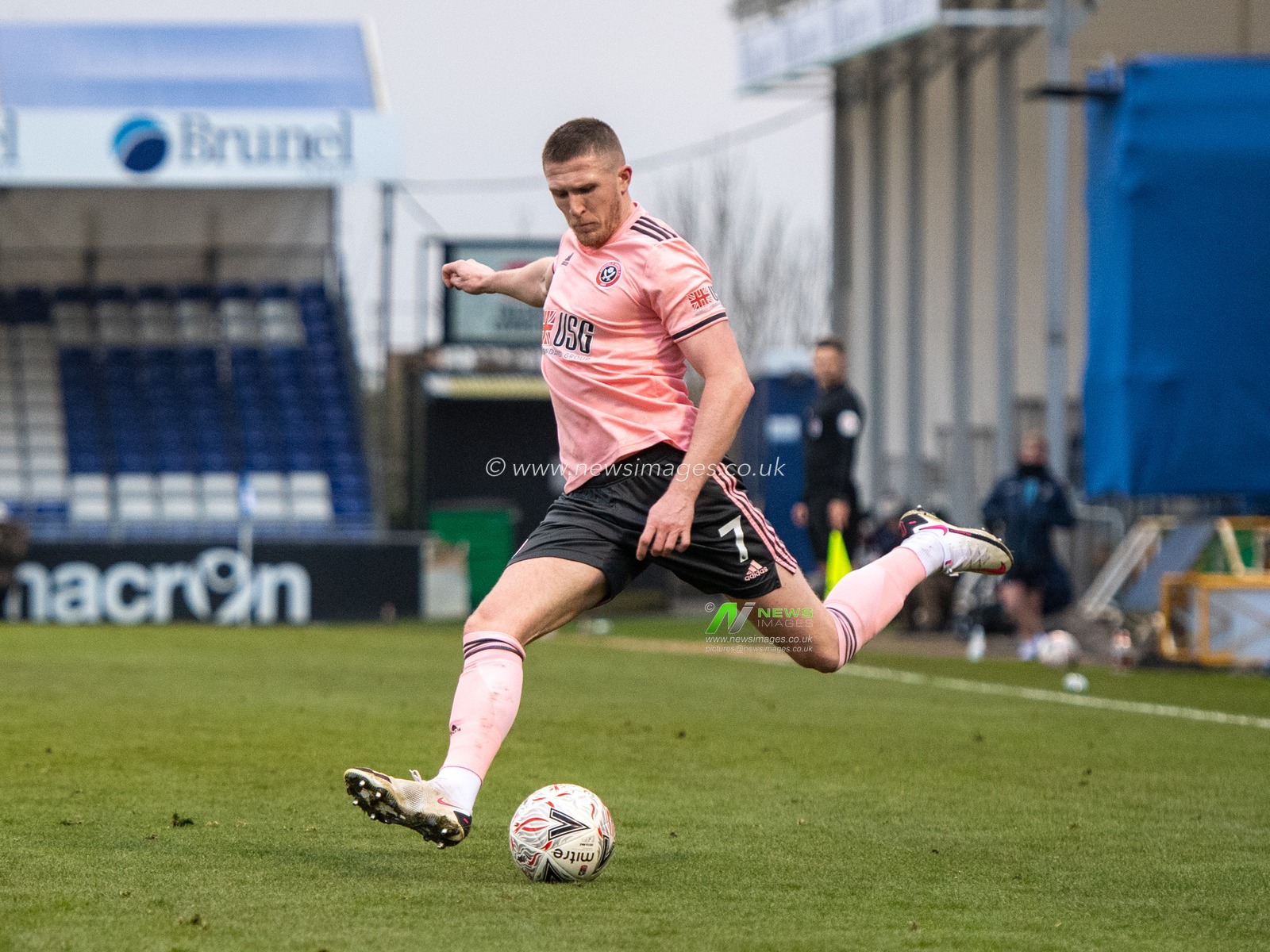 John Lundstram #7 of Sheffield United crosses the ball