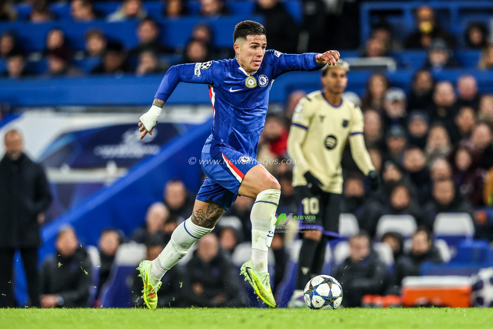 Pedri of Barcelona breaks with the ball during the UEFA Champions League Matchday 5 of 8 Chelsea v Barcelona at Stamford Bridge, London, United Kingdom, 25th November 2025

(Photo by Alfie Cosgrove/News Images)

*** GER AUT SUI OUT ***