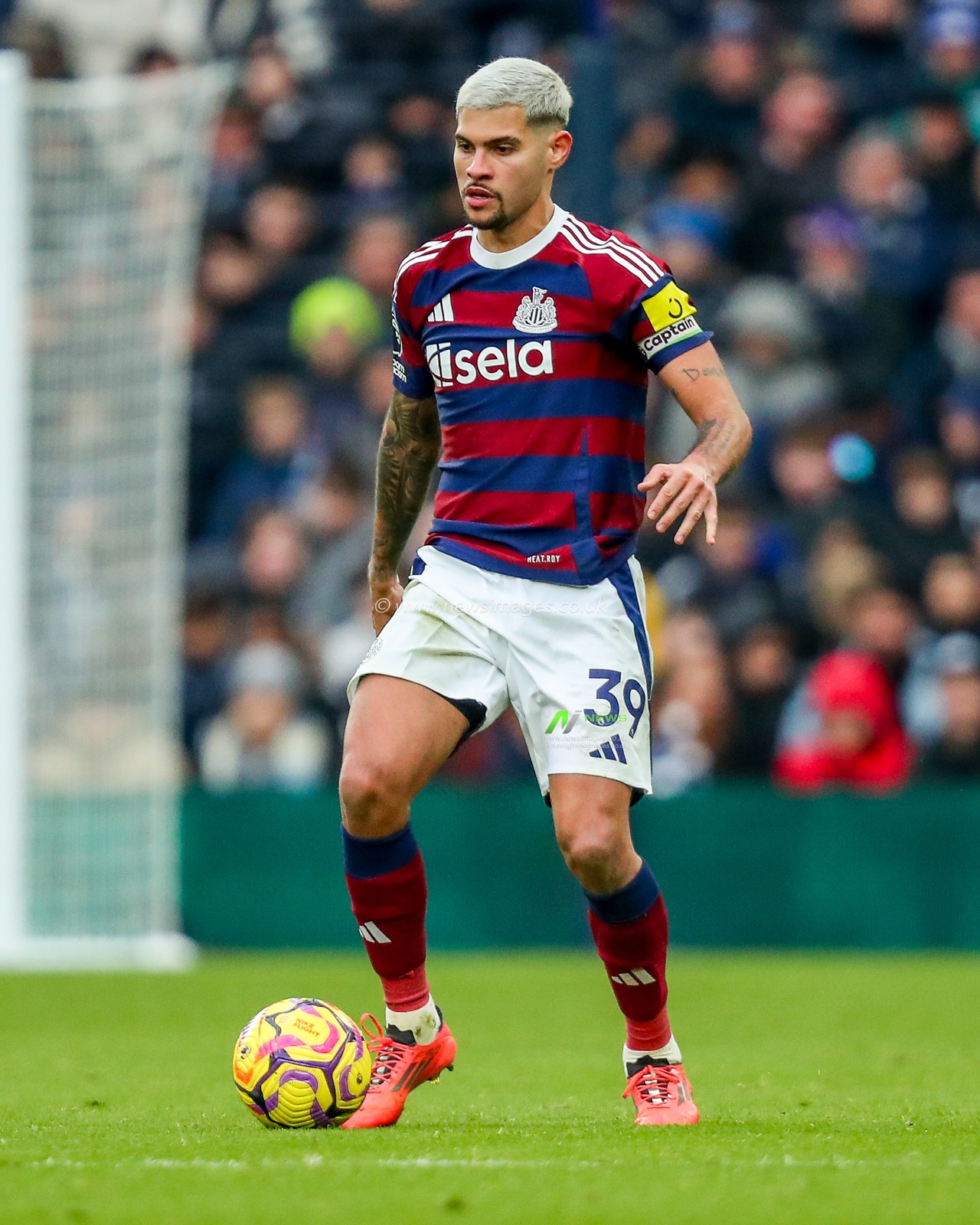Bruno Guimaraes of Newcastle United runs with the ball during the Premier League match Tottenham Hotspur vs Newcastle United at Tottenham Hotspur Stadium, London, United Kingdom, 4th January 2025

(Photo by Izzy Poles/News Images)