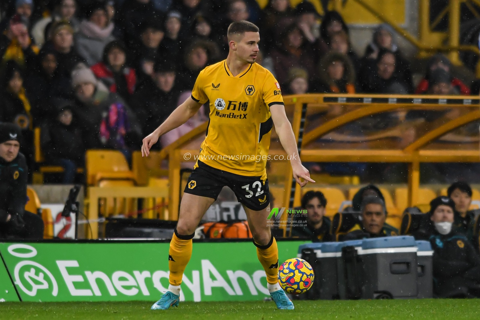 Leander Dendoncker #32 of Wolverhampton Wanderers with the ball
