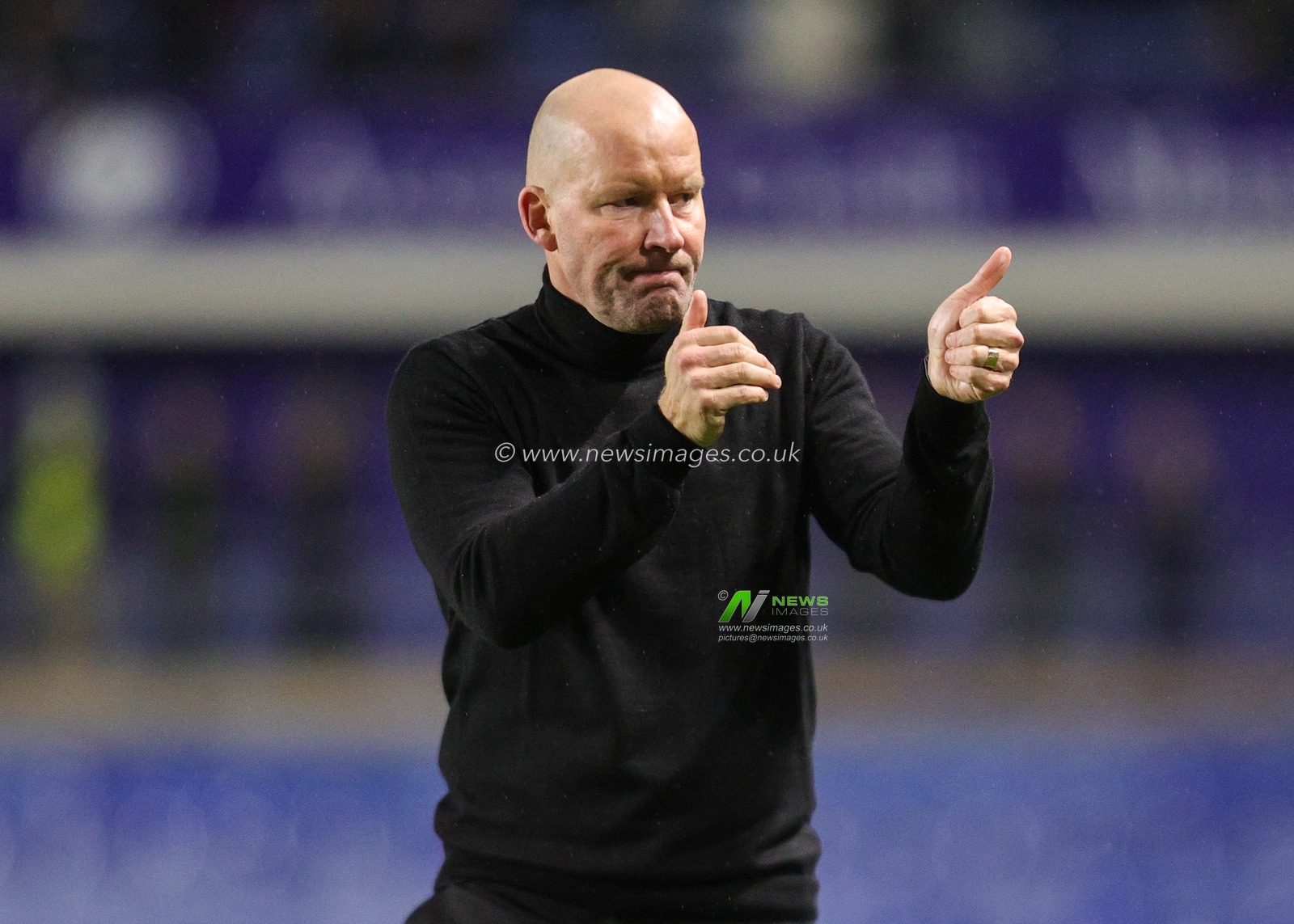 Henrik Pedersen Sheffield Wednesday manager applauds the fans during the Sky Bet Championship match Sheffield Wednesday vs Preston North End at Hillsborough, Sheffield, United Kingdom, 29th November 2025

(Photo by Richard Bierton/News Images)

*** GER AUT SUI OUT ***