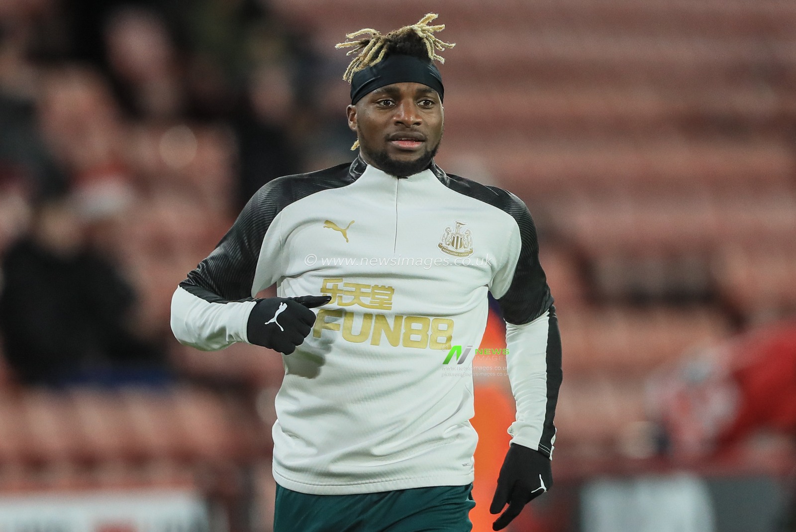 5th December 2019, Bramall Lane, Sheffield, England; Premier League, Sheffield United v Newcastle United : Allan Saint-Maximin (10) of Newcastle United during the pre-game warmup 

Credit: Mark Cosgrove/News Images