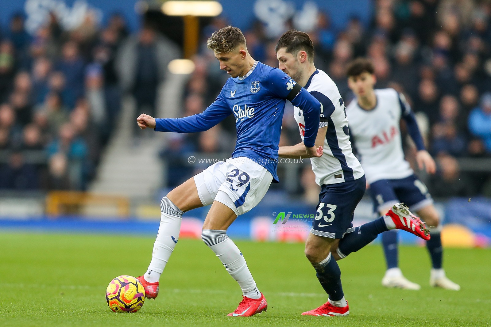 Jesper Lindstrom of Everton is put under pressure by Ben Davies of Tottenham Hotspur during the Premier League match West Ham United vs Crystal Palace at London Stadium, London, United Kingdom, 18th January 2025

(Photo by Izzy Poles/News Images)