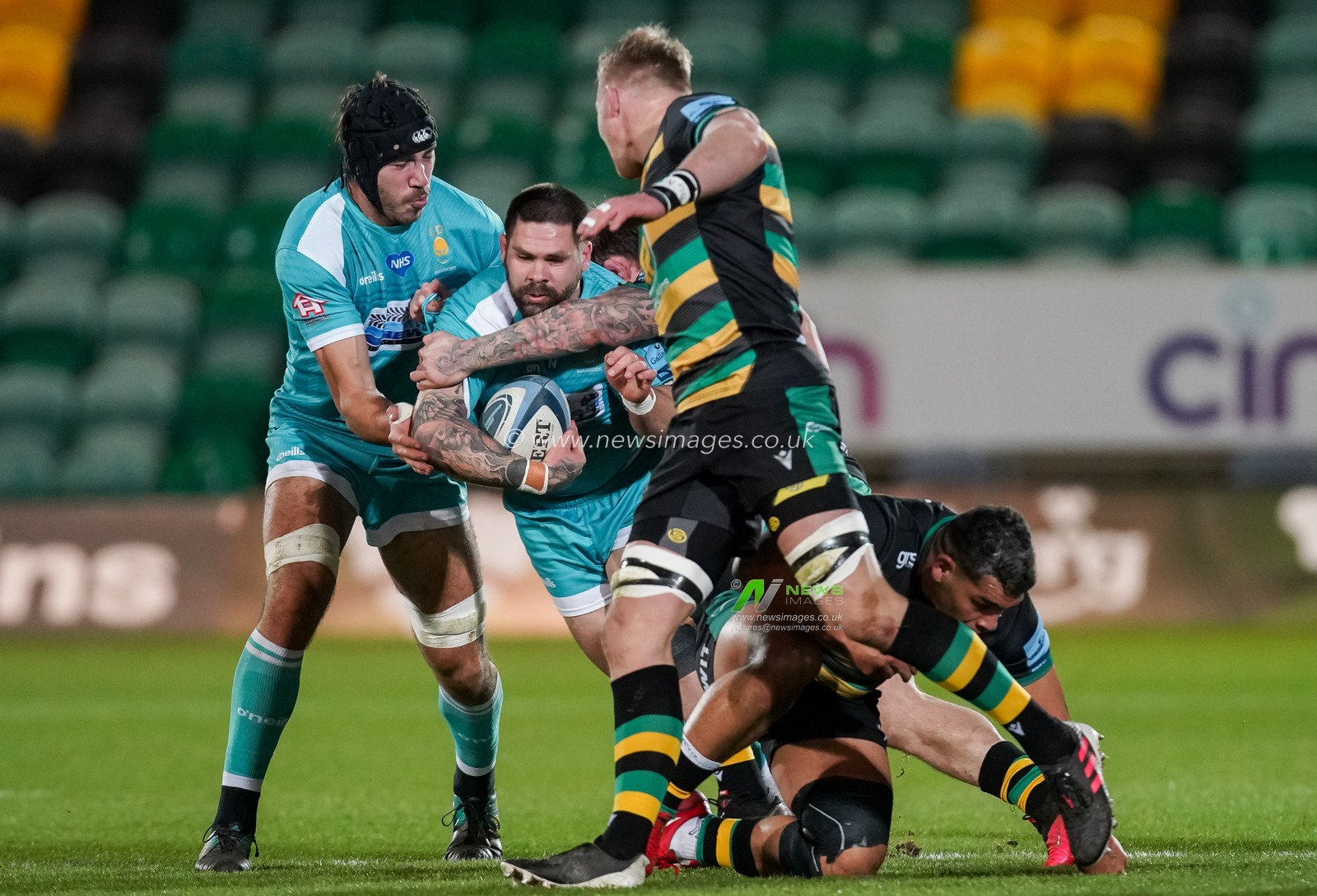 Francois Hougaard #9 of Worcester Warriors sets up another attack