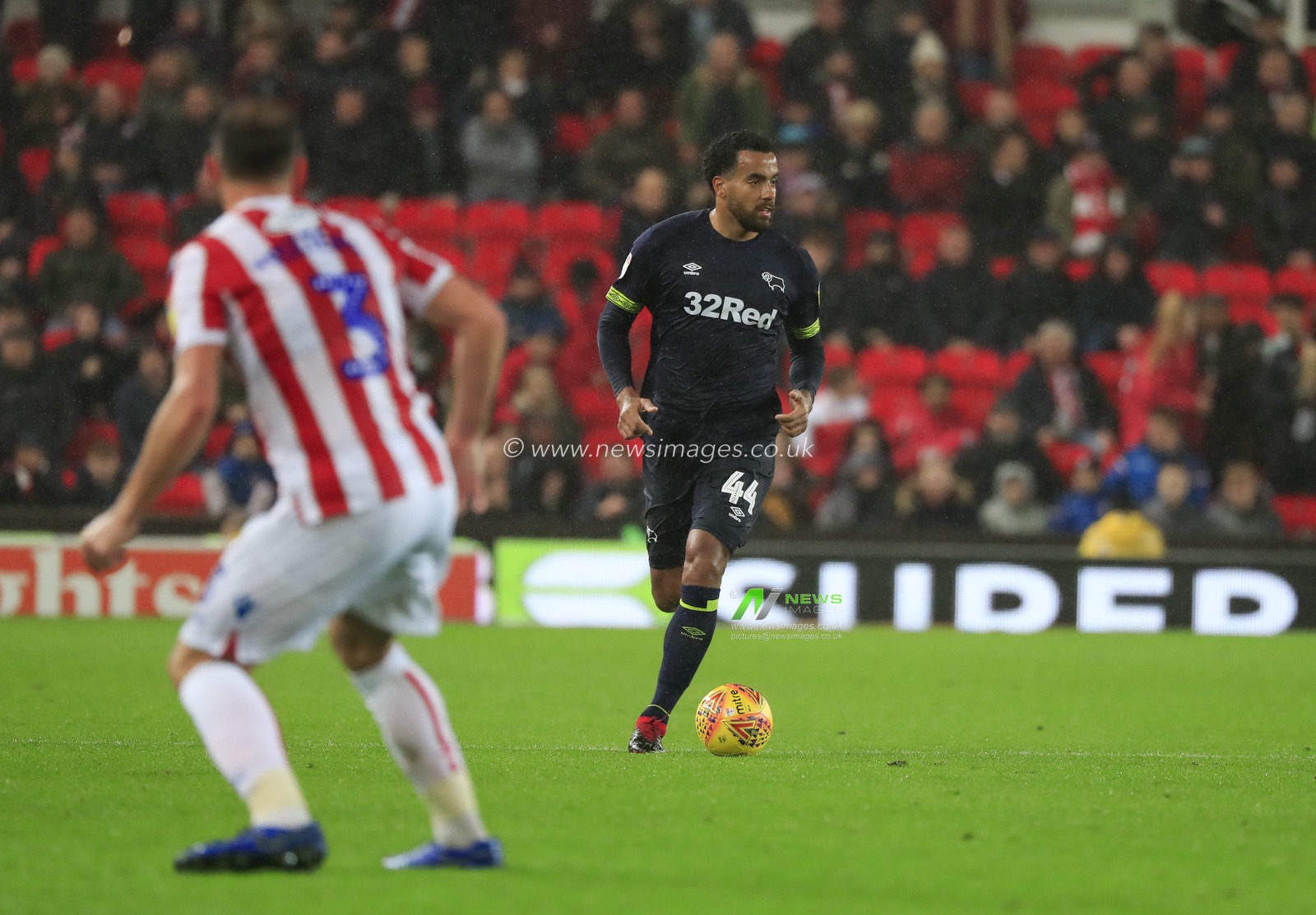 28th November 2018, Bet365 Stadium, Stoke-on-Trent, England; Sky Bet Championship, Stoke City v Derby County ; Tom Huddlestone of Derby County runs forward with the ball

Credit: Conor Molloy/News Images

English Football League images are subject to DataCo Licence