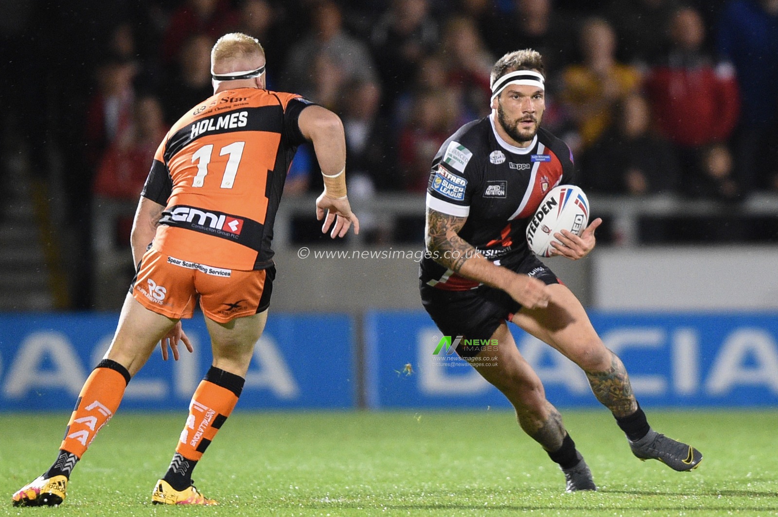 26th September 2019 ,  AJ Bell Stadium, Salford, England;  Betfred Super League Rugby, Round Eliminator 2, Salford Red Devils vs Castleford Tigers ; Lee Mossop (8) of Salford Red Devils on the attack ahead of Oliver Holmes (11) of Castleford Tigers 

Credit: Richard Long/News Images