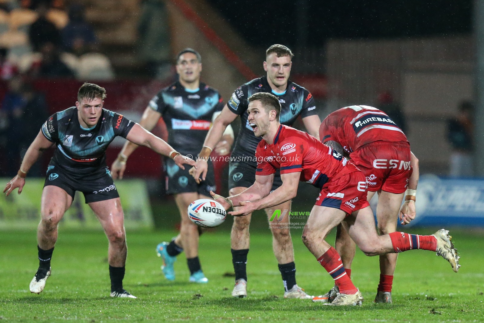 Matt Parcell #9 of Hull KR makers a pass