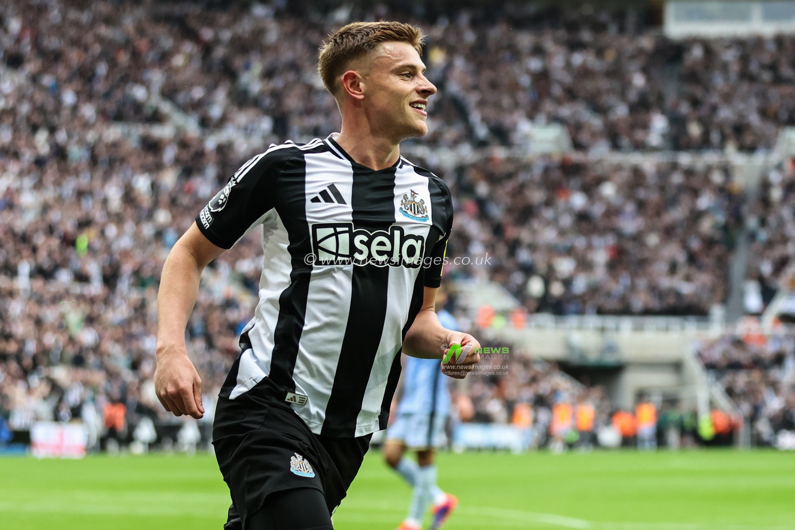Harvey Barnes of Newcastle United celebrates his goal to make it 1-0 during the Premier League match Newcastle United vs Tottenham Hotspur at St. James's Park, Newcastle, United Kingdom, 1st September 2024

(Photo by Mark Cosgrove/News Images)