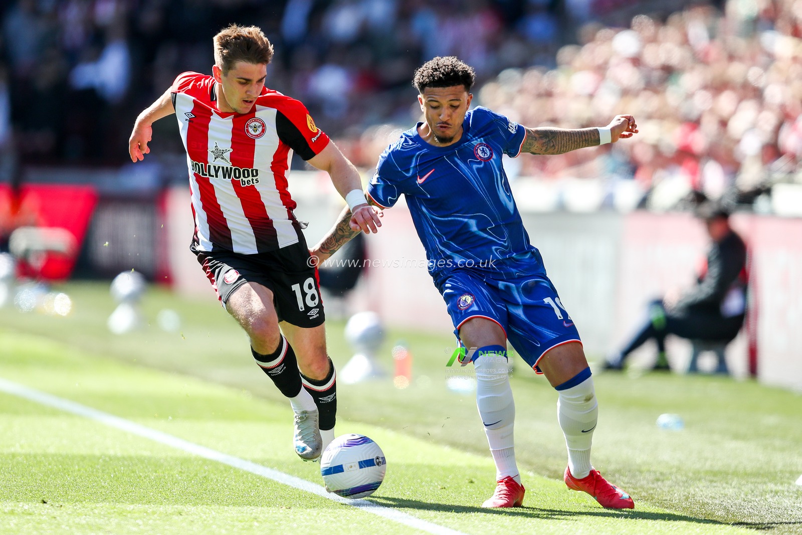 Yehor Yarmoliuk of Brentford battles for the ball with Jadon Sancho of Chelsea during the Premier League match Brentford vs Chelsea at The Gtech Community Stadium, London, United Kingdom, 6th April 2025

(Photo by Izzy Poles/News Images)