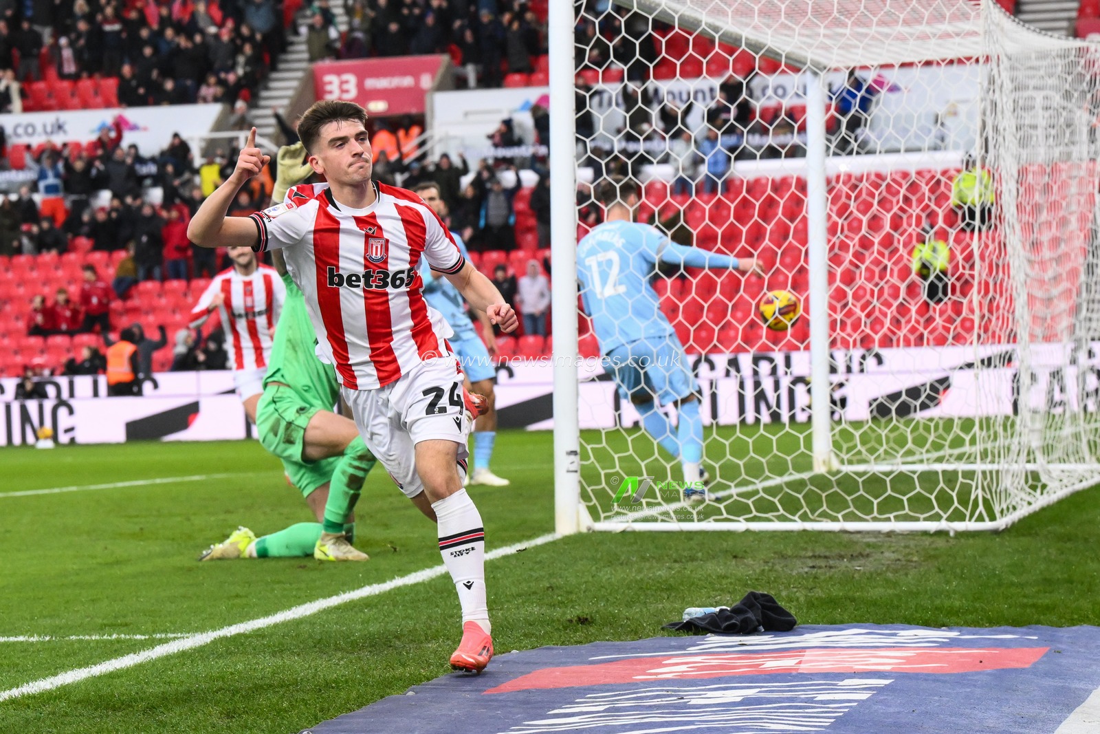 Andy Moran of Stoke City celebrates his goal to make it 1-0 during the Sky Bet Championship match Stoke City vs Cardiff City at Bet365 Stadium, Stoke-on-Trent, United Kingdom, 14th December 2024

(Photo by Craig Thomas/News Images)