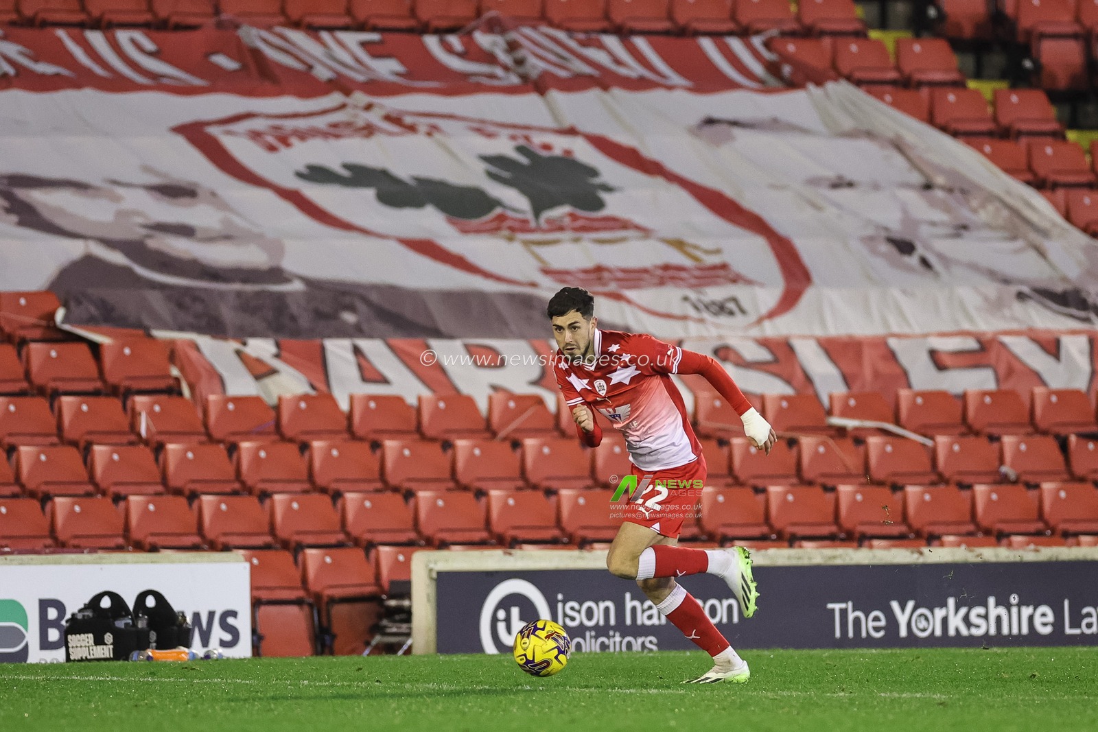Corey O'Keeffe #22 of Barnsley breaks with the ball during the Sky Bet League 1 match Barnsley vs Wycombe Wanderers at Oakwell, Barnsley, United Kingdom, 28th November 2023

(Photo by Mark Cosgrove/News Images)