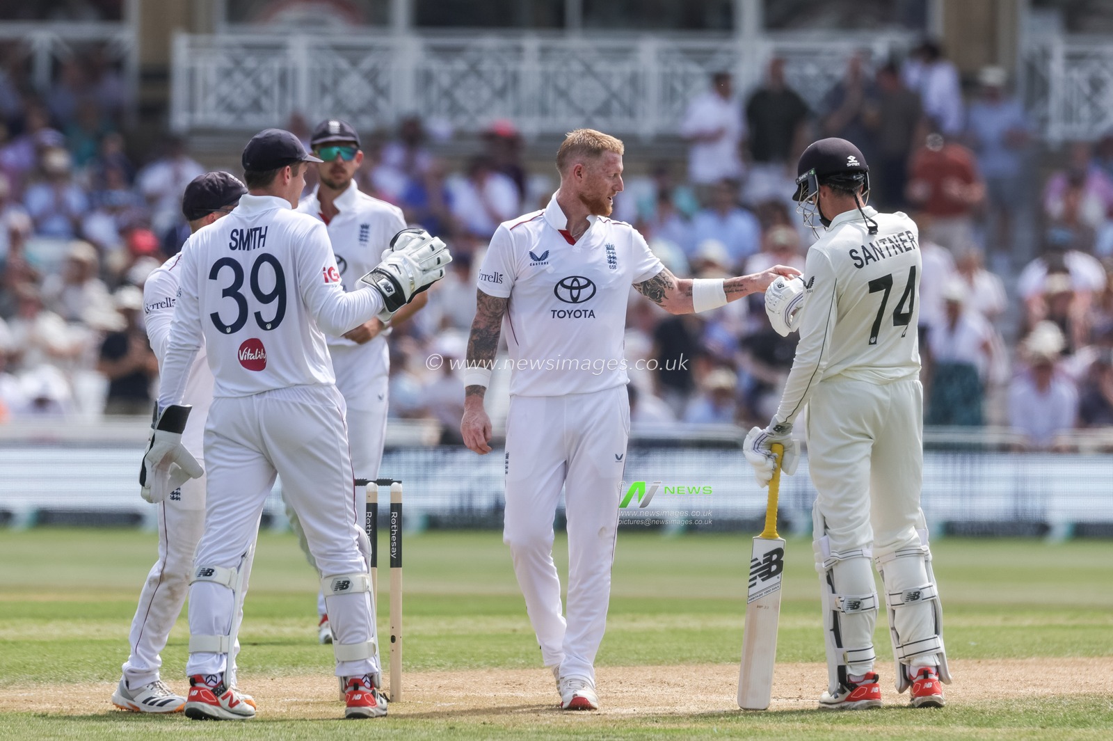 England captain Ben Stokes points to the glove of Mitchell Santner of New Zealand as Stokes calls for a review, DRS Mitchell Santner out during the 3rd Rothesay Test Match Day 2 match England vs New Zealand at Trent Bridge, Nottingham, United Kingdom on 26 June 2026

(Photo by Mark Cosgrove/News Images)