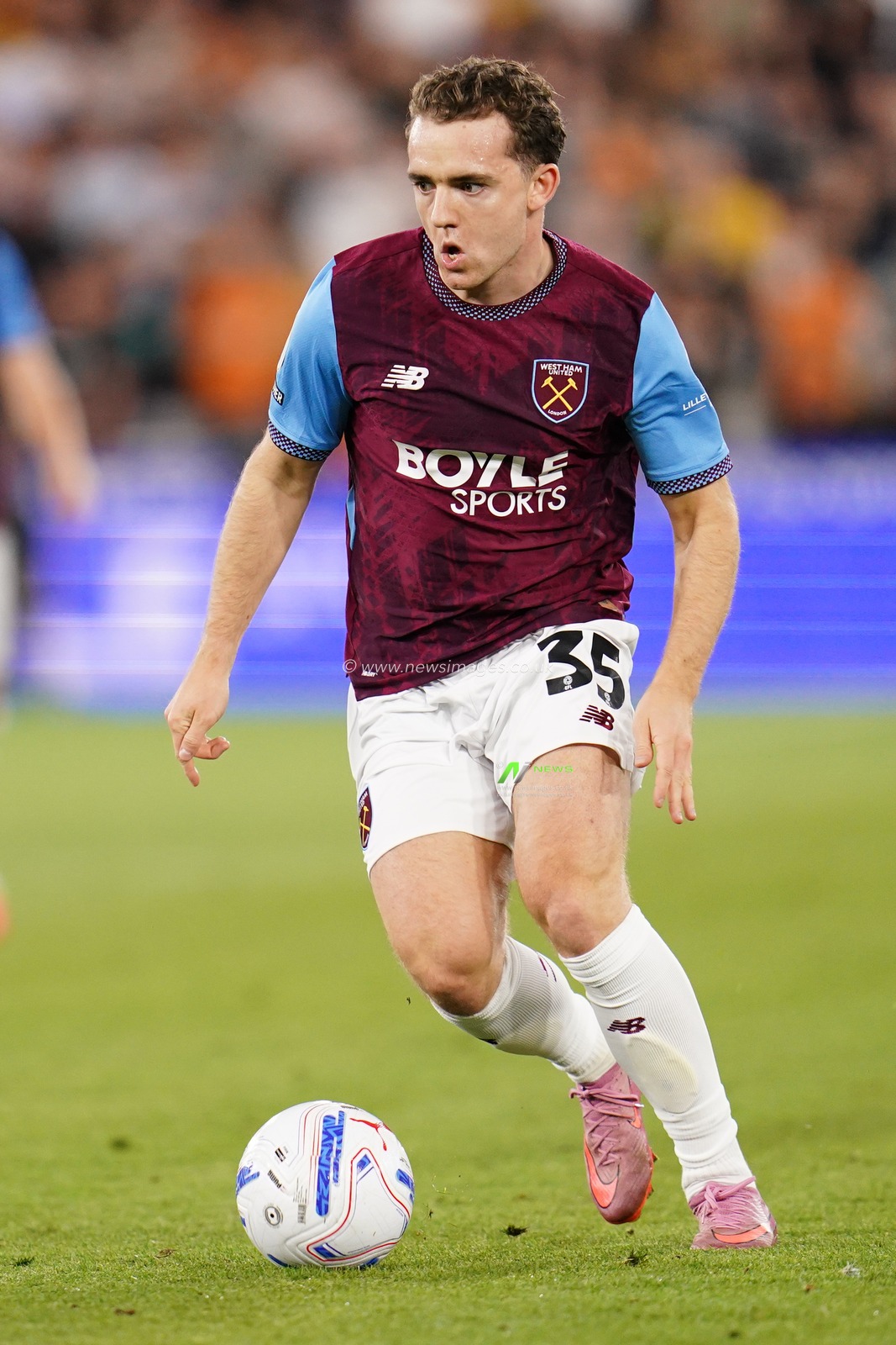 Edvin Austbø of West Ham United with the ball during the Sky Bet Championship match West Ham United vs Wolverhampton Wanderers at London Stadium, London, United Kingdom on 01 September 2026

(Photo by Harvey Murphy/News Images)