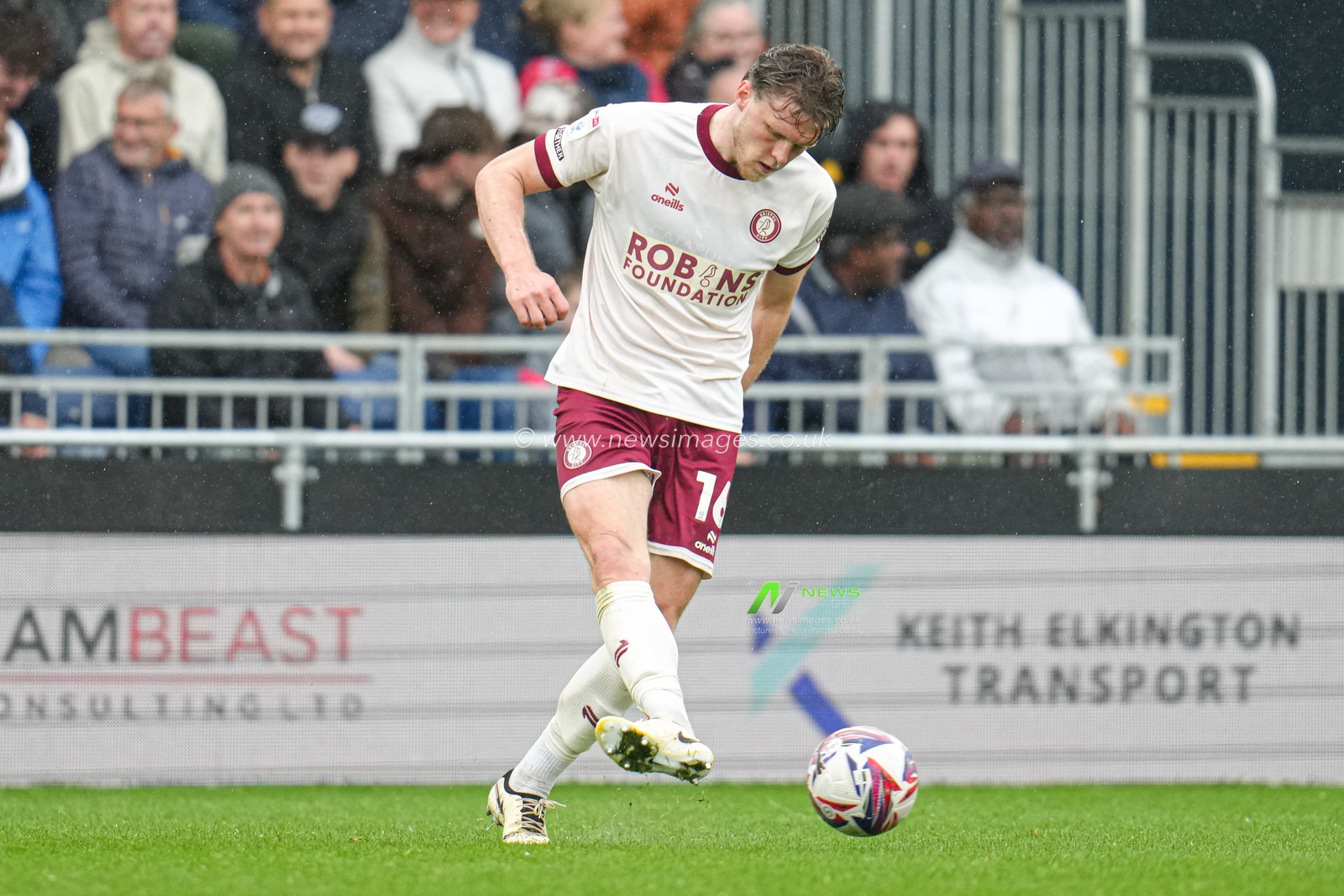 Rob Dickie of Bristol City during the Sky Bet Championship match Luton Town vs Bristol City at Kenilworth Road, Luton, United Kingdom, 21st April 2025

(Photo by Harvey Murphy/News Images)