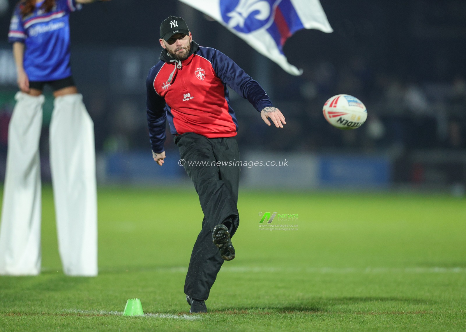 fans try their luck at the crossbar challenge during the Betfred Super League Round 1 match Wakefield Trinity vs Toulouse Olympique at DIY Kitchens Stadium, Wakefield, United Kingdom on 14 February 2026

(Photo by Richard Bierton/News Images)