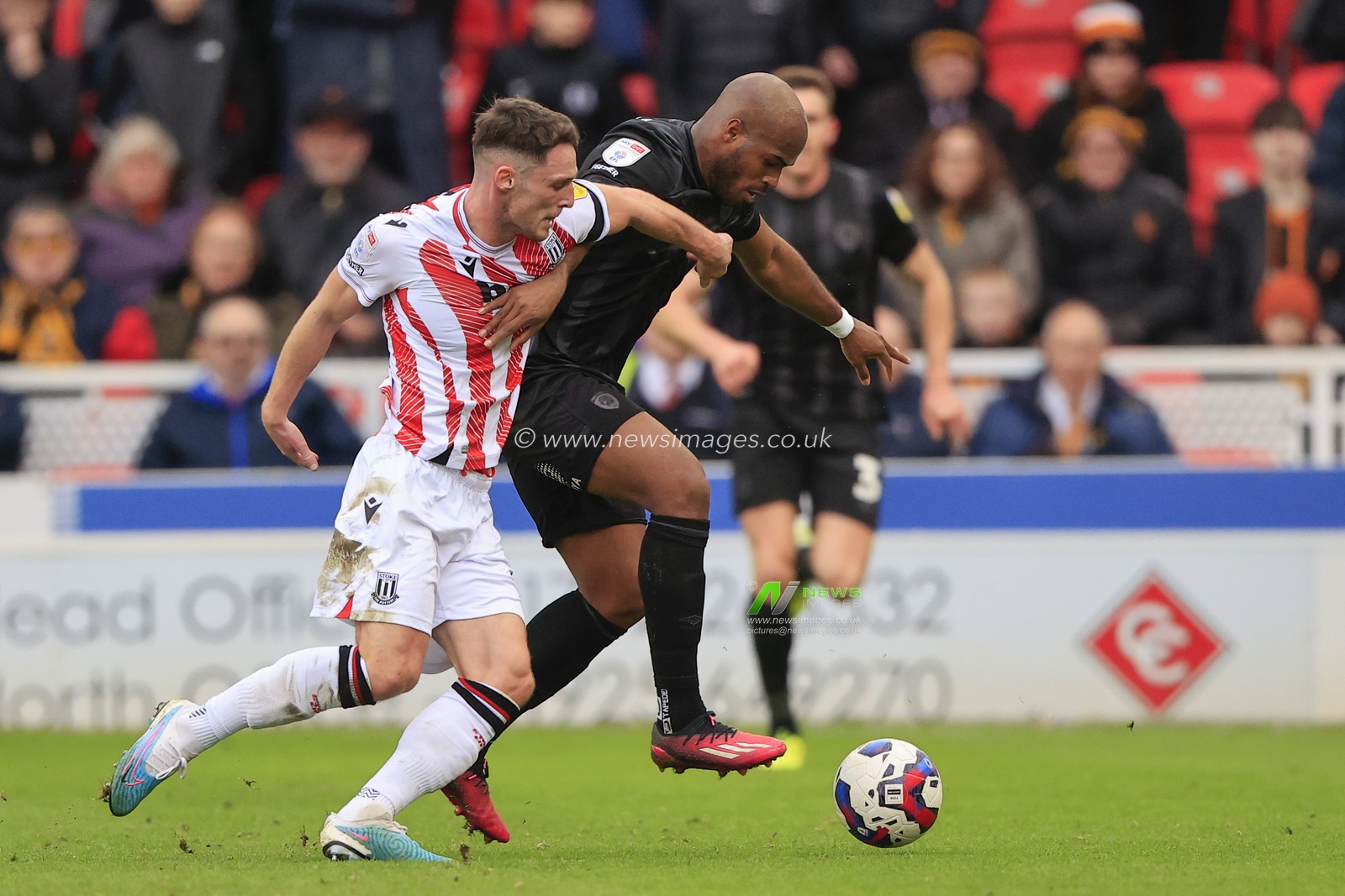 Oscar Estupinan #19 of Hull City and Jordan Thompson #15 of Stoke City challenge for the ball during the Sky Bet Championship match Stoke City vs Hull City at Bet365 Stadium, Stoke-on-Trent, United Kingdom, 11th February 2023

(Photo by Conor Molloy/News Images)