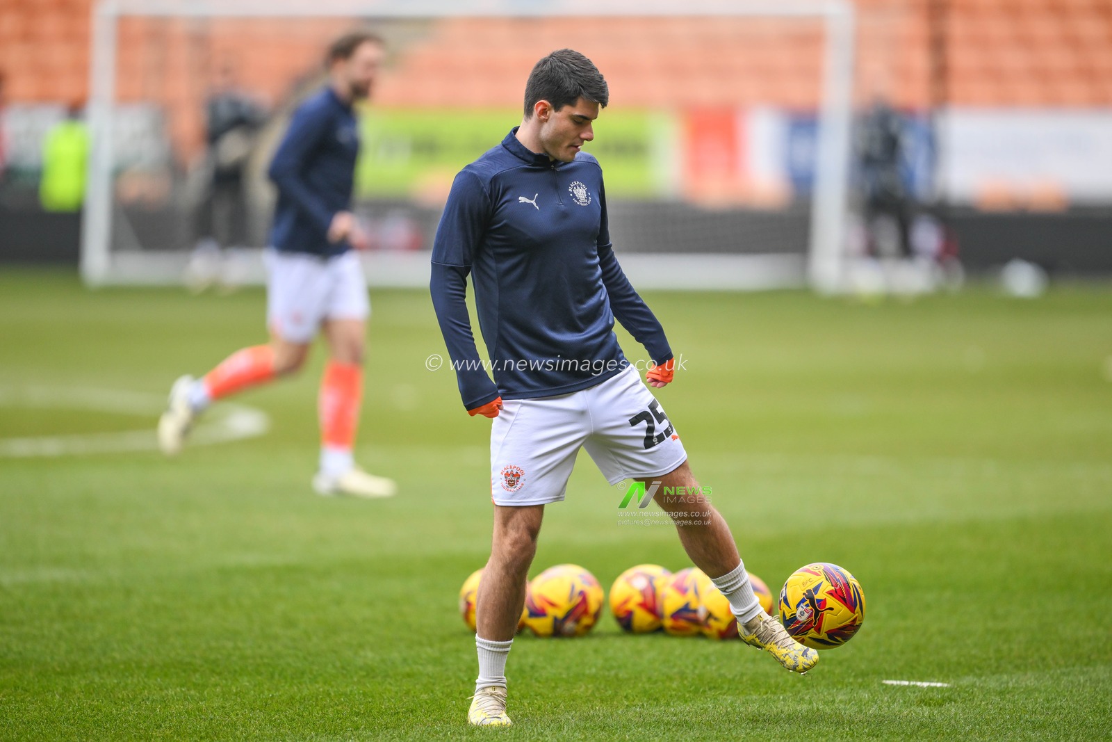 Rob Apter of Blackpool during the pre-game warmup ahead of the Sky Bet League 1 match Blackpool vs Huddersfield Town at Bloomfield Road, Blackpool, United Kingdom, 18th January 2025

(Photo by Craig Thomas/News Images)