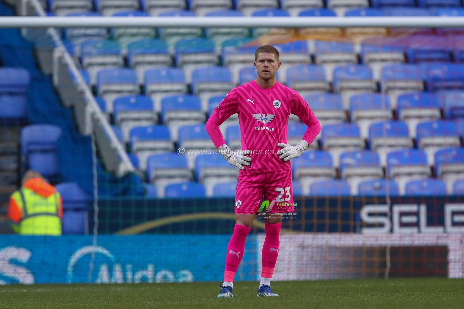 Ben Killip #23 of Barnsley during the Sky Bet League 1 match Reading vs Barnsley at Select Car Leasing Stadium, Reading, United Kingdom, 9th December 2023

(Photo by Gareth Evans/News Images)