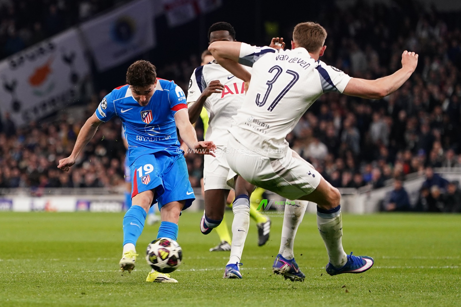 Julian Alvarez of Atlético Madrid scores during the UEFA Champions League match Tottenham Hotspur vs Atletico Madrid at Tottenham Hotspur Stadium, London, United Kingdom on 18 March 2026

(Photo by Harvey Murphy/News Images)