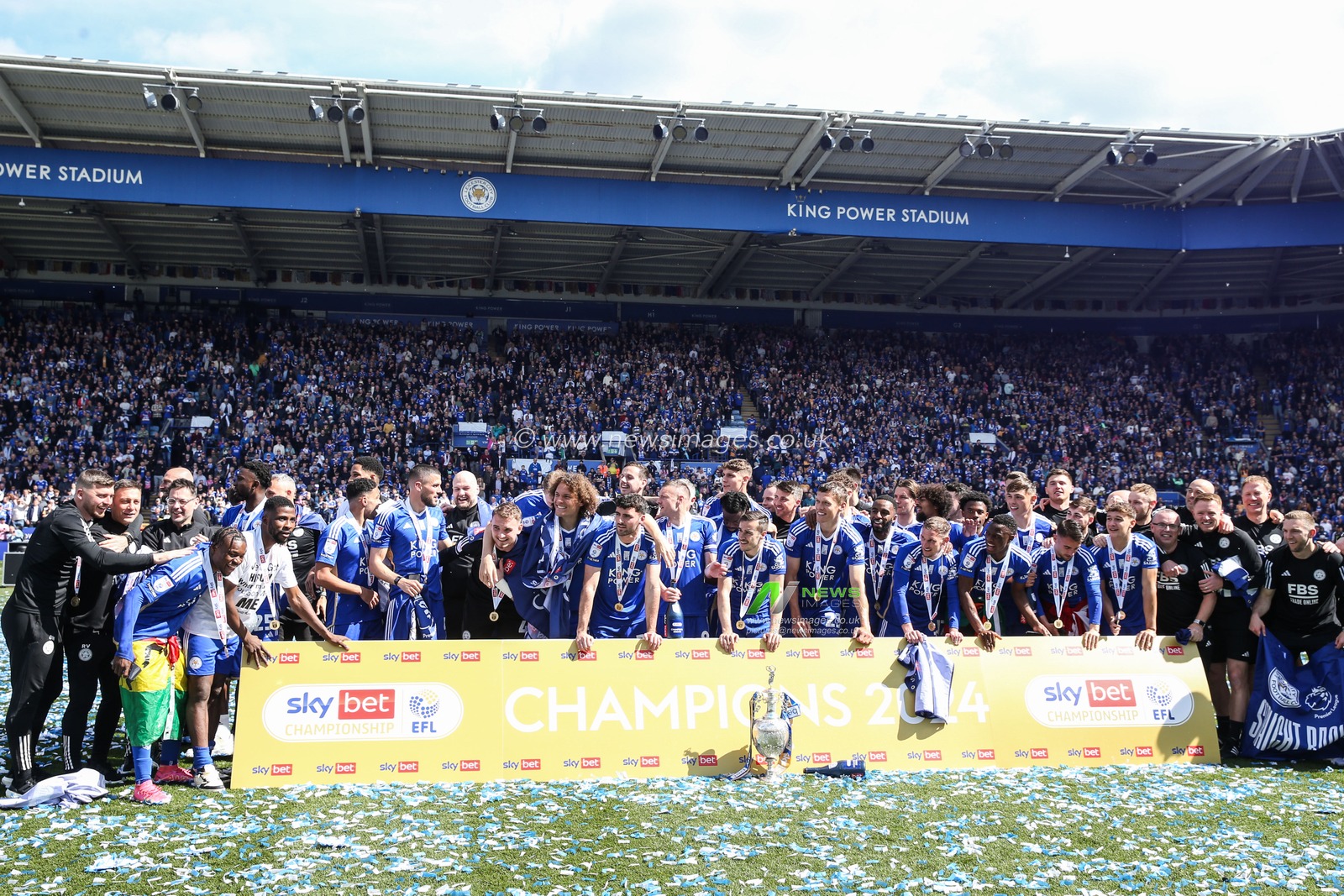 Leicester City lift the Championship trophy after the Sky Bet Championship match Leicester City vs Blackburn Rovers at King Power Stadium, Leicester, United Kingdom, 4th May 2024

(Photo by Gareth Evans/News Images)