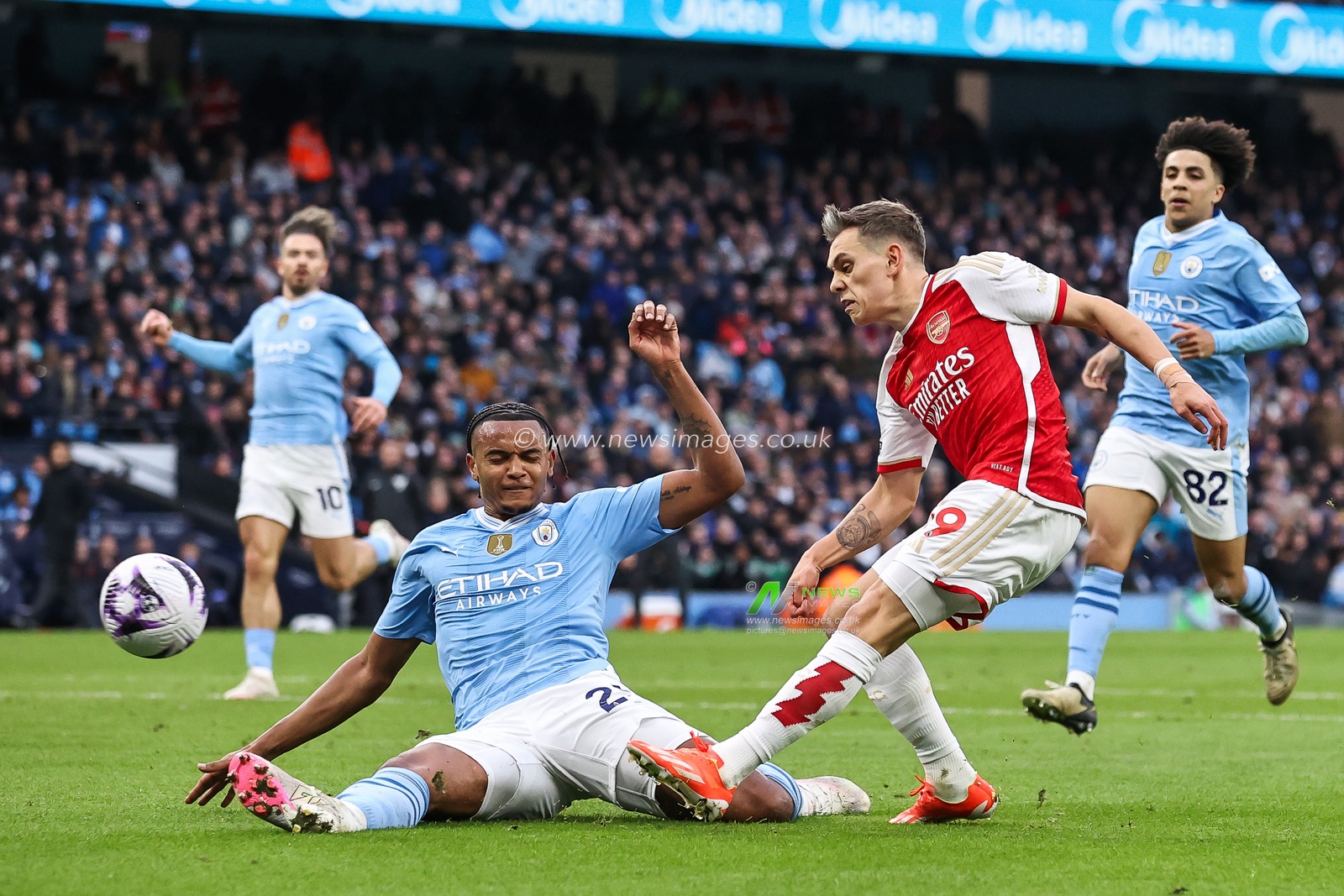 Leandro Trossard of Arsenal shoots on goal during the Premier League match Manchester City vs Arsenal at Etihad Stadium, Manchester, United Kingdom, 31st March 2024

(Photo by Mark Cosgrove/News Images)