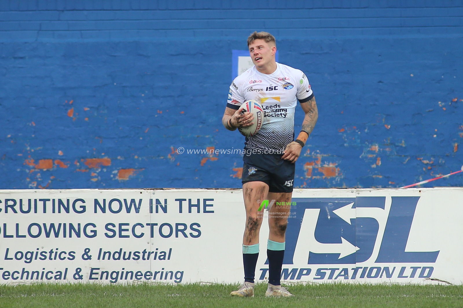 Liam Sutcliffe (15) of Leeds Rhinos celebrates scoring the try against Wakefield Trinity.